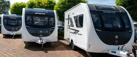 Drei Caravans als Vorführmodelle auf dem Hof